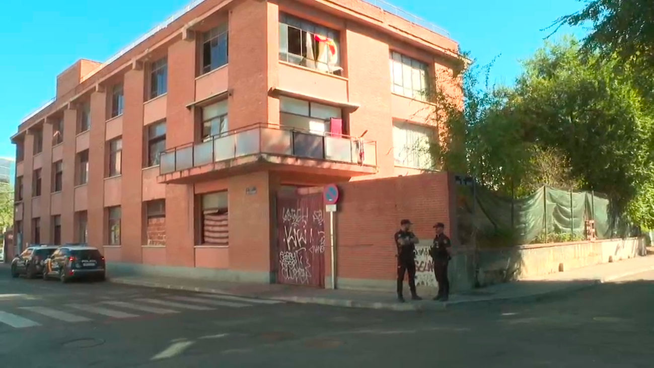 Inseguridad, tráfico de drogas... la pesadilla de los vecinos del edificio okupado en Barajas