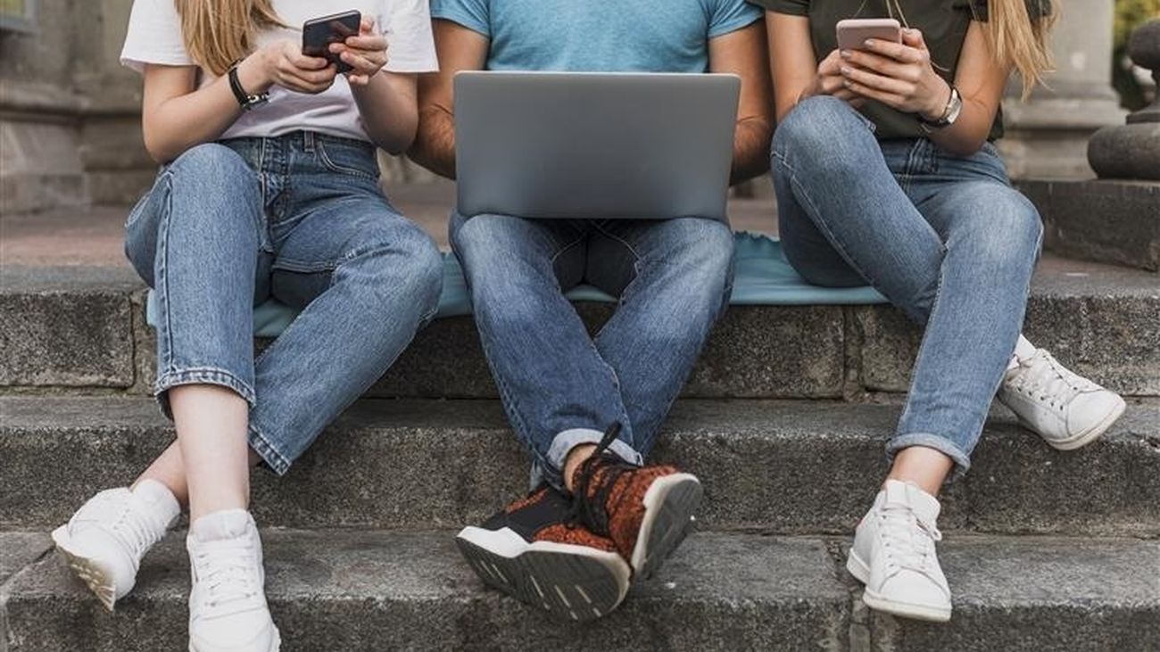 Jóvenes sentados en una escalera