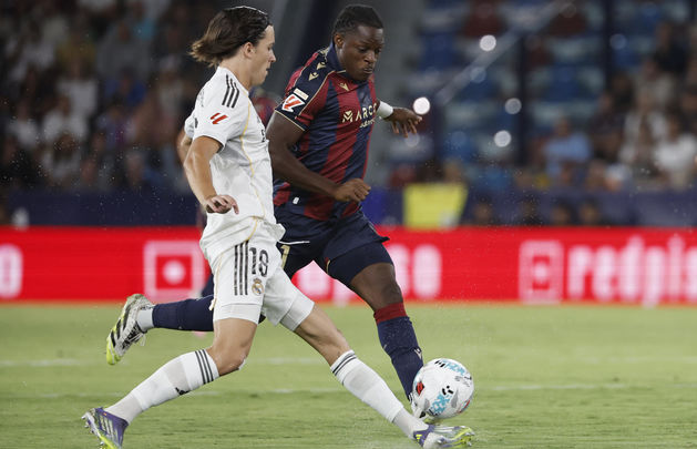 Alvaro Carreras ante el Levante / EFE