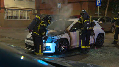 Incendio de un coche esta noche en Puente de Vallecas