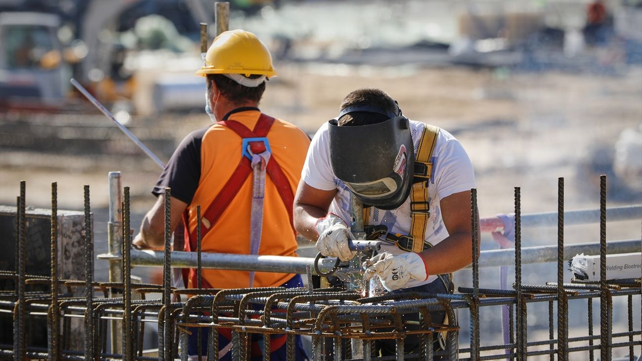 Acuerdo entre la Comunidad y el Ayuntamiento de Madrid para contratar a un millar de parados de la capital