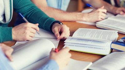 1.700 euros, el coste por estudiante que cada hogar se gasta al año