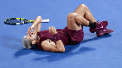 Alcaraz se sobrepone en Tokio a un susto en el tobillo para derrotar a Báez