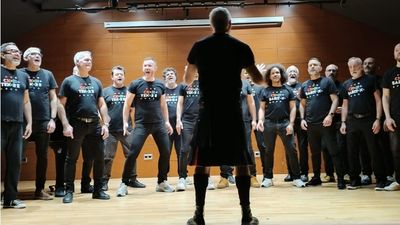 El Teatro Tribueñe acoge un concierto del coro inclusivo ‘Choir+ Madrid’