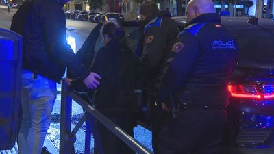 Agentes de Policía Municipal hallan a una anciana con demencia deambulando por Ronda de Toledo