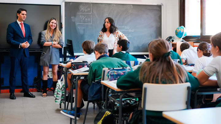 El consejero de Educación Emilio Viciana visita una clase del colegio Josep Tarradellas de Las Tablas