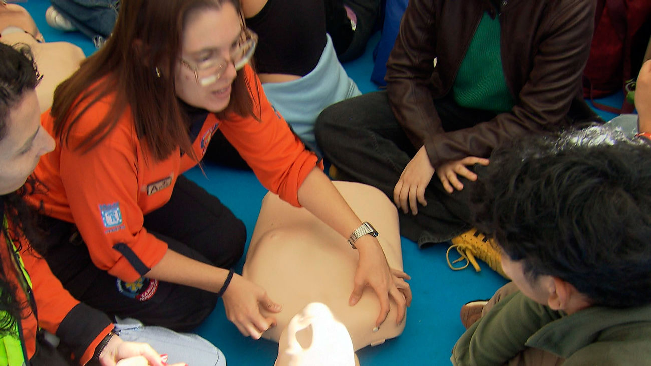 El Día de las Profesiones reúne en la plaza de Colón a cientos de estudiantes con sus referentes laborales