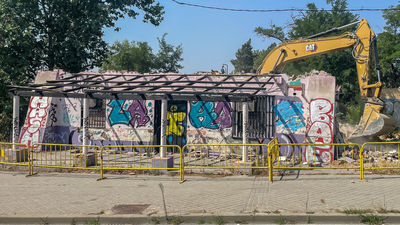 Torrejón de Ardoz derriba un edificio y dos naves okupadas