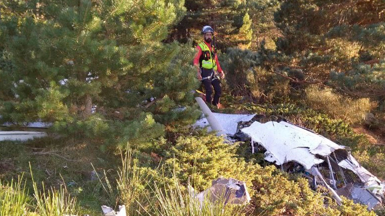 Un equipo del GERA de la Comunidad de Madrid rescatan el cuerpo del piloto de una avioneta siniestrado en Peñalara