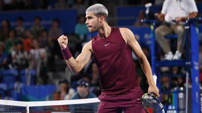 Alcaraz se olvida del tobillo izquierdo, tumba a Bergs y se sitúa en cuartos en Tokio