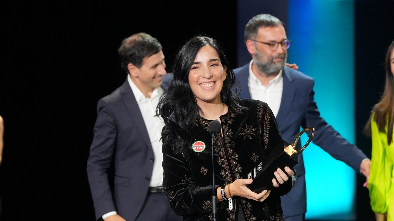 La directora Alauda Ruiz de Azúa recibe la Concha de Oro por la película 'Los Domingos', en el Festival de Cine de San Sebastián