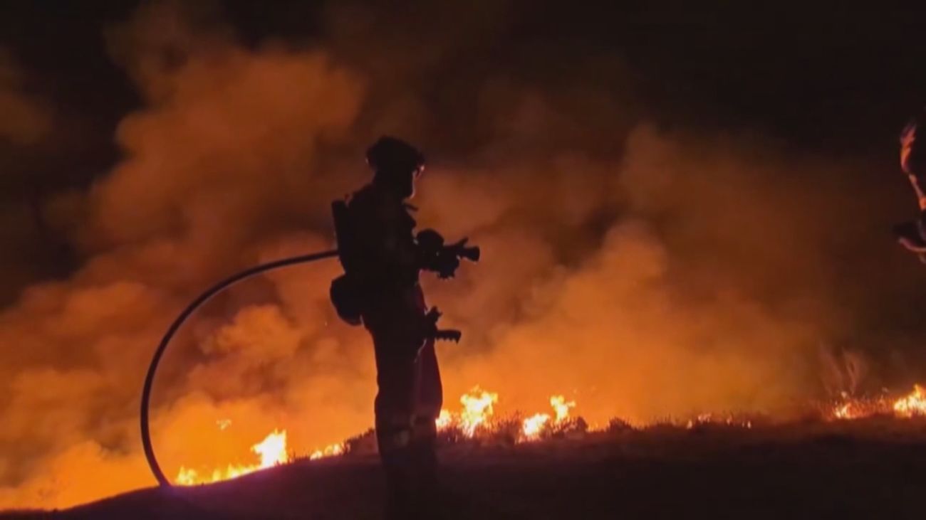 Madrid envía más medios para la extinción del fuego de Peñalba de la Sierra