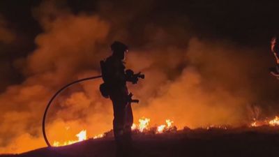 Madrid envía más medios para la extinción del fuego de Peñalba de la Sierra