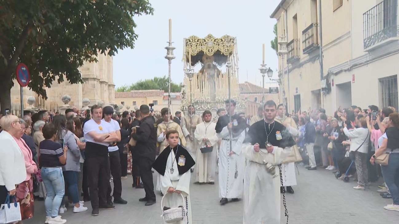 La Virgen de la Soledad procesiona por Alcalá de Henares en el 25 aniversario de su coronación canónica