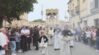 La Virgen de la Soledad procesiona por Alcalá de Henares en el 25 aniversario de su coronación canónica