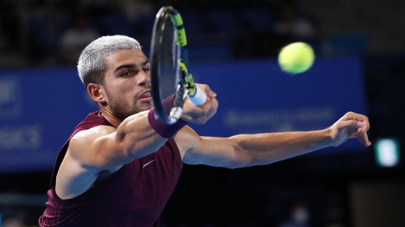 Alcaraz arrolla a Nakashima para materse en semifinales en Tokio
