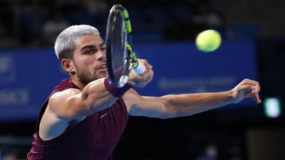 Alcaraz arrolla a Nakashima para materse en semifinales en Tokio