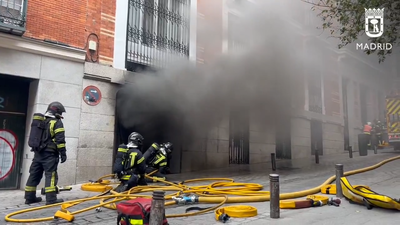 Aparatoso incendio en el semisótano de un edificio en el centro de Madrid, sin heridos