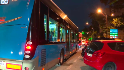 Estudiantes obligados a largas esperas para coger el autobús que les lleva al colegio debido a las obras de la A-5