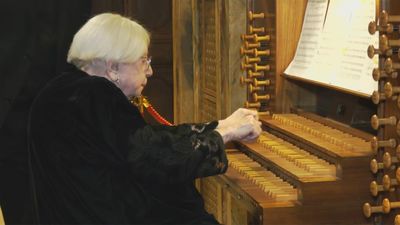 Monserrat Torrent, la madrileña de 99 años que sigue actuando en directo