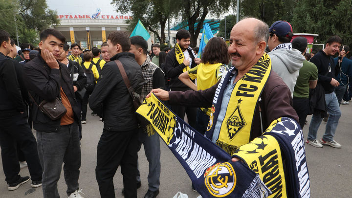 Aficionados del Kirat Almaty / EFE