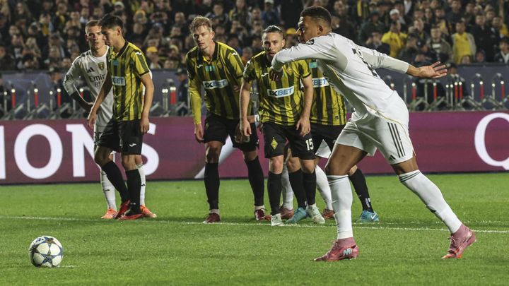 Mbappé lanza un penalti al Kairat / EFE