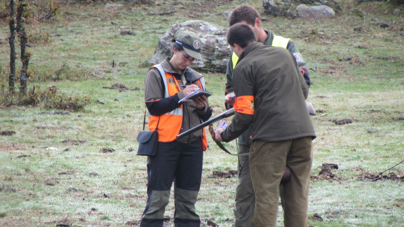 Un agente forestal de la Comunidad de Madrid realiza un control de actividad cinegética