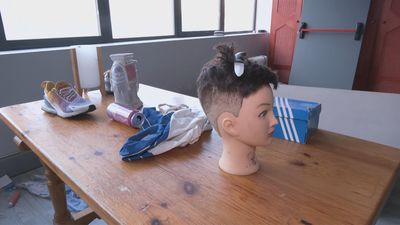 Detenciones y amenazas: así continúa la saga del edificio okupa de San Blas