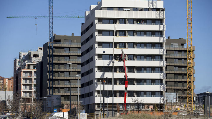 Madrid aprueba su nueva ley de vivienda: más pisos protegidos, edificios más altos y menos trámites desde junio