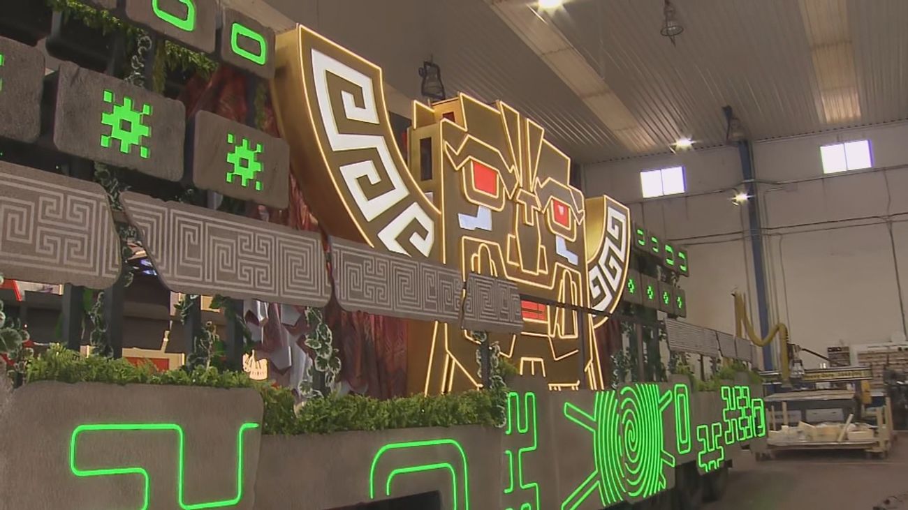 Así inspecciona la Policía Judicial de Madrid las carrozas del Día de la Hispanidad para evitar fallos y accidentes