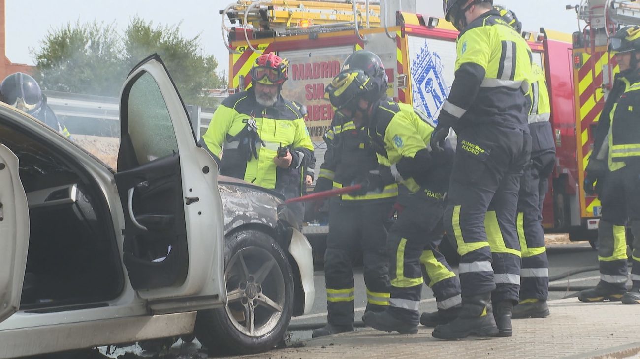 Un vehículo arde en Aluche, sin heridos