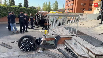 Heridos graves tres fugitivos al volcar el coche con el que huían de la Policía en Fuenlabrada