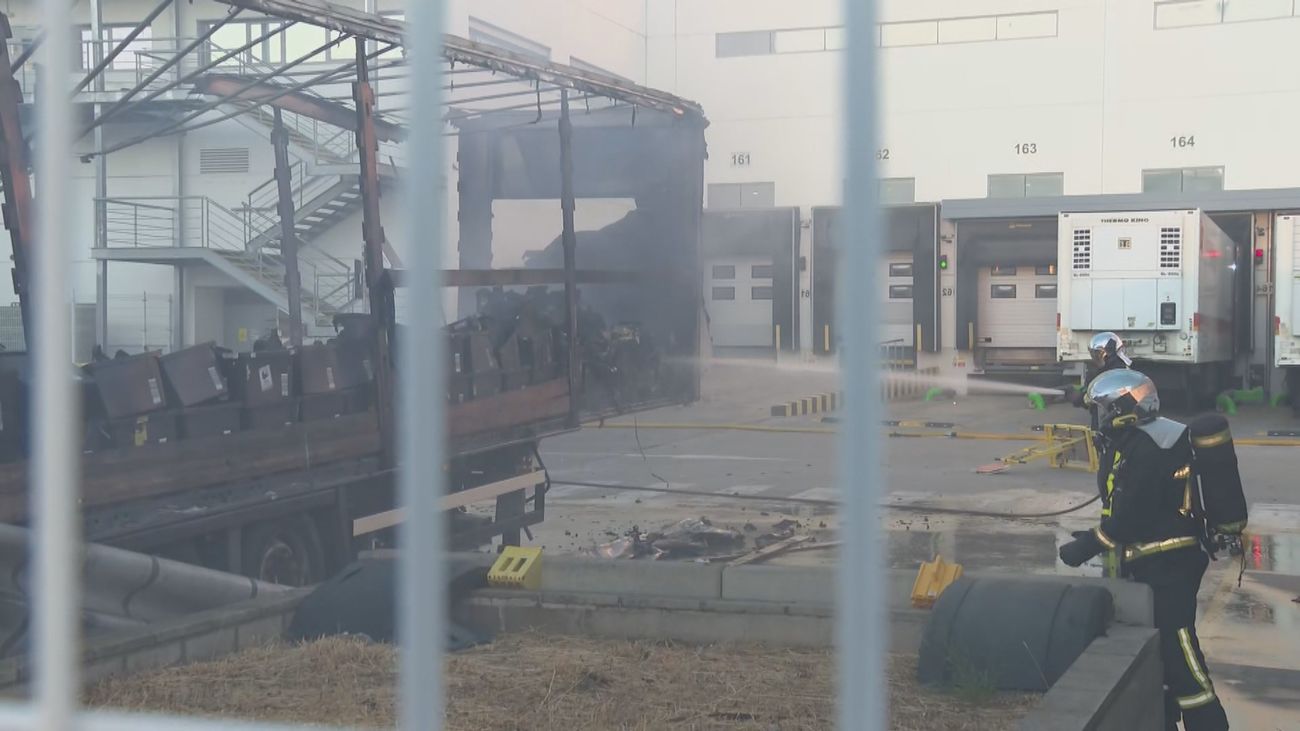 Arden cuatro remolques cargados de electrodomésticos junto a la nave de Amazon en San Fernando de Henares