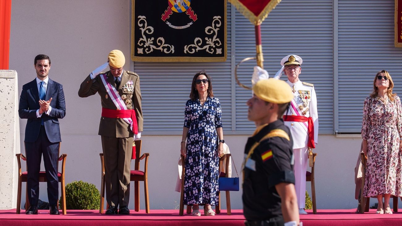 La ministra de Defensa, Margarita Robles  y el General Jefe de la UME, Francisco Javier Marcos , durante el acto militar de la Unidad Militar de Emergencias