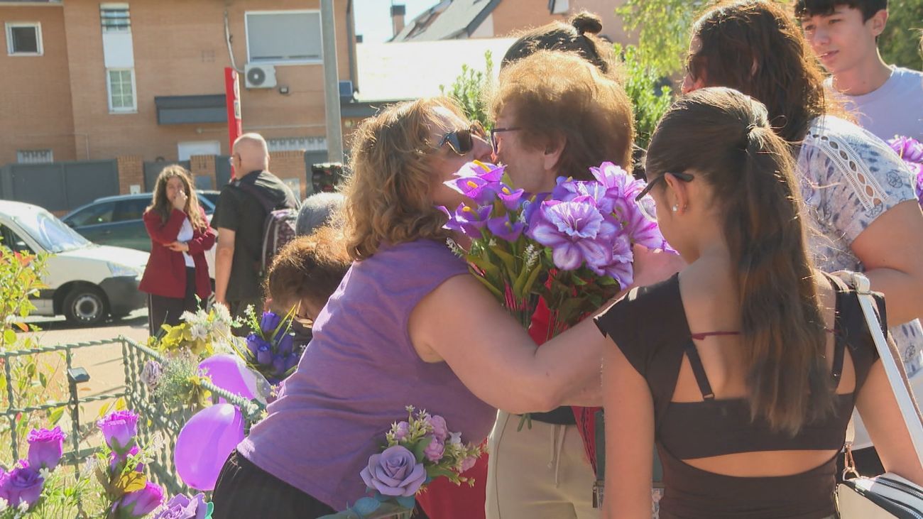 Flores y recuerdo para Cristina, la joven asesinada por su expareja en Parla en 2022: "No se merecía lo que le pasó"