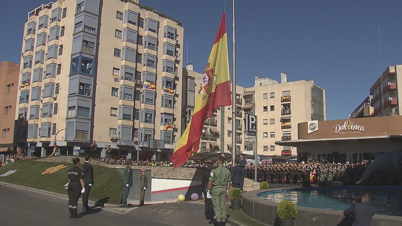 Torrejón de Ardoz homenajea a la bandera española con un gran desfile aéreo y terrestre