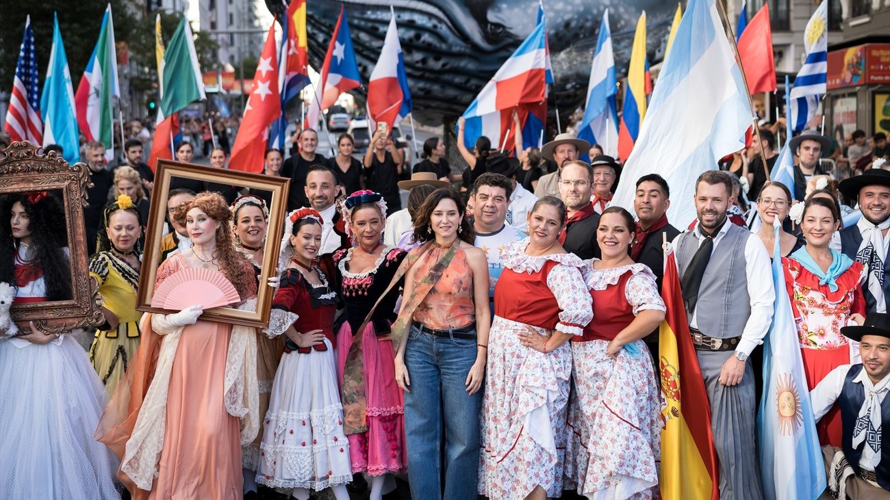 La presidenta de la Comunidad de Madrid, Isabel Díaz Ayuso, antes de la Cabalgata de la Hispanidad 2025