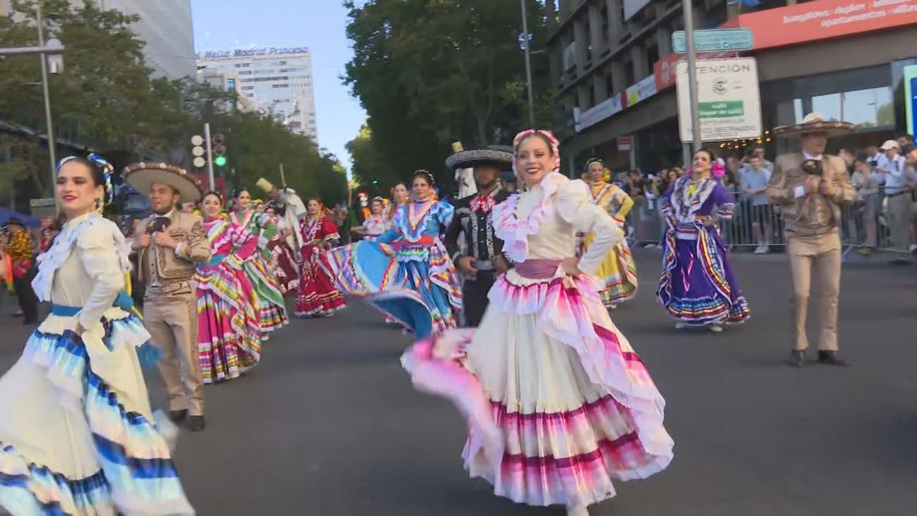 Unas 3.200 personas de 23 países desfilan por Gran Vía en la Cabalgata de la Hispanidad