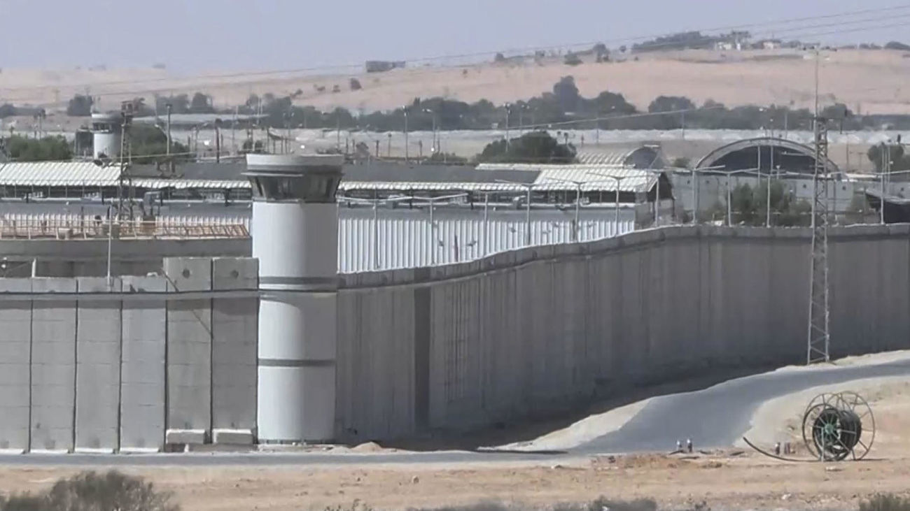 Captura de video del exterior de la prisión de alta seguridad de Saharonim, en medio del desierto israelí del Neguev