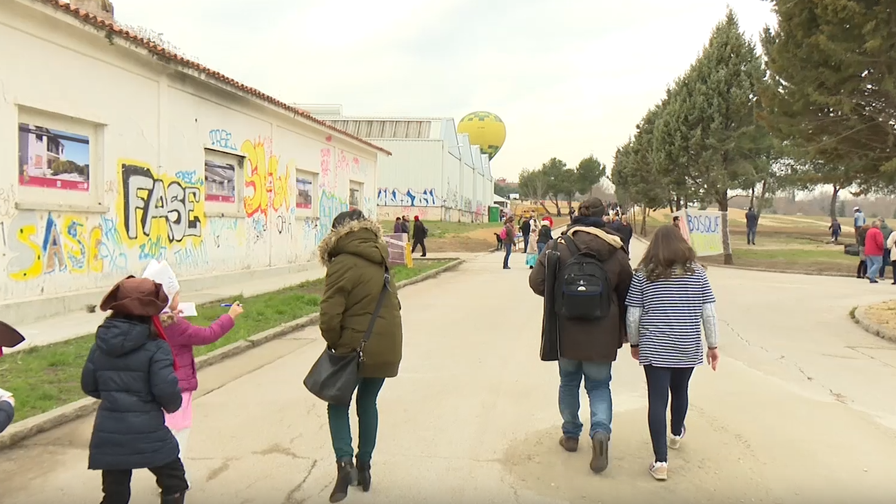 Personas en el interior de las antiguas instalaciones de comunicaciones de La Armada, en San Sebastián de los Reyes