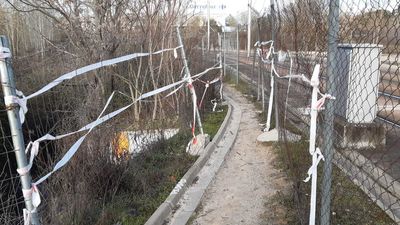 El tramo de un peligroso camino en Pozuelo sigue sin resolverse tras un grave accidente