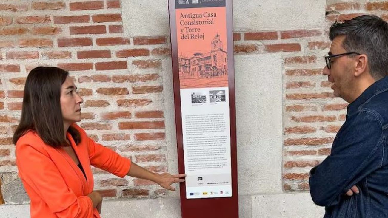 la alcaldesa de Ciempozuelos  muestra uno de los paneles turísticos