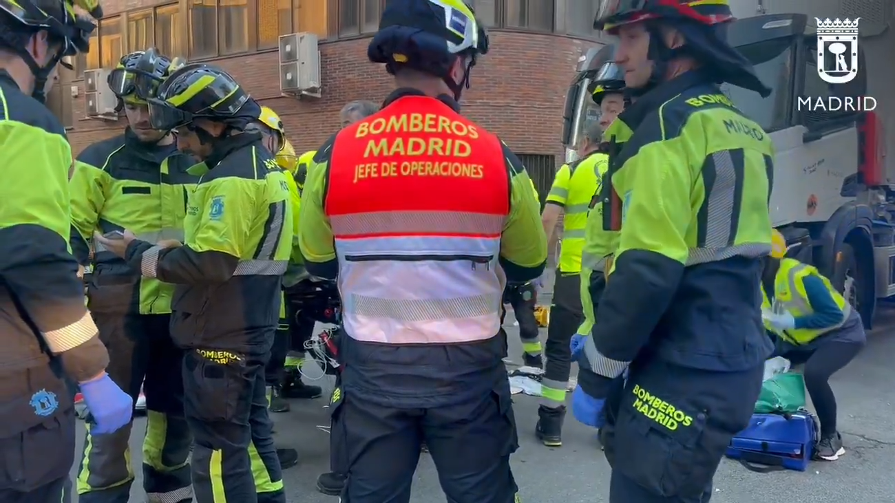 Herida grave una mujer al ser atropellada por un camión de recogida de residuos en Carabanchel