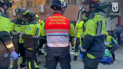 Herida grave una mujer al ser atropellada por un camión de recogida de residuos en Carabanchel