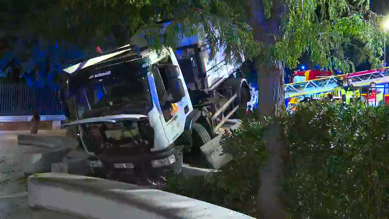 Aparatoso accidente de un camión de la limpieza en la Cuesta de la Vega al perder el control