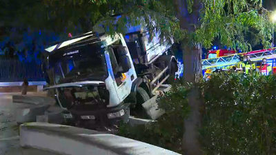 Aparatoso accidente de un camión de la limpieza en la Cuesta de la Vega al perder el control