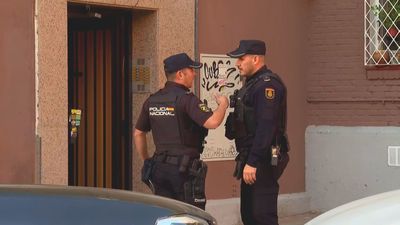 Recibe dos disparos de la Policía tras amenazarles con dos cuchillos y atrincherarse en su domicilio en San Blas