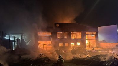 Imágenes del  incendio de una nave industrial de 1.000 metros cuadrados en Griñón a vista de dron