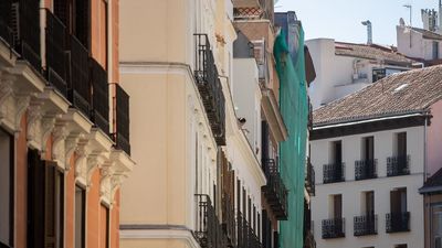 Investigan las causas del desplome de las plantas superiores en la calle Hileras 4