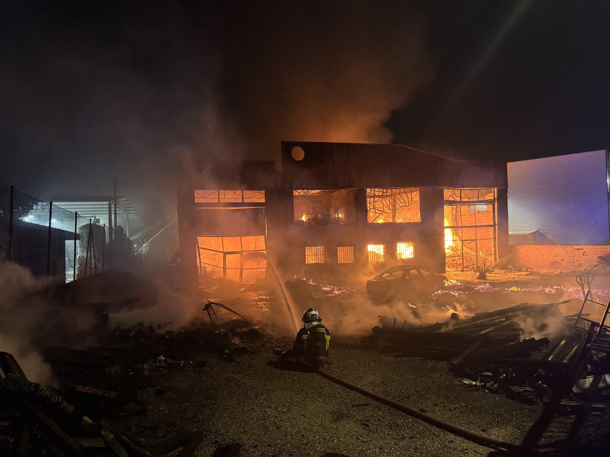 Imágenes del  incendio de una nave industrial de 1.000 metros cuadrados en Griñón a vista de dron